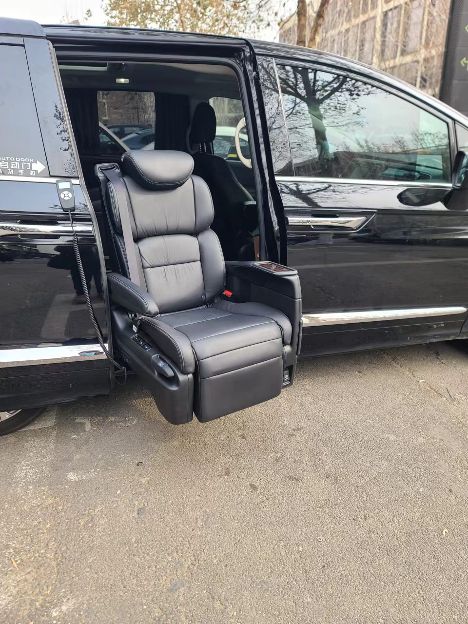 電動(dòng)旋轉(zhuǎn)升降福祉座椅（ SUV+商務(wù)車(chē)）